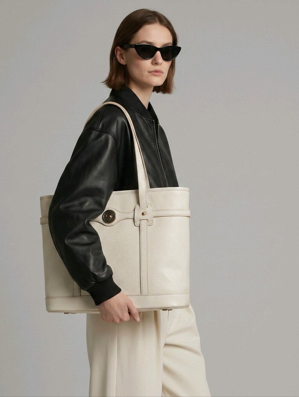 White Dooney & Bourke bucket bag